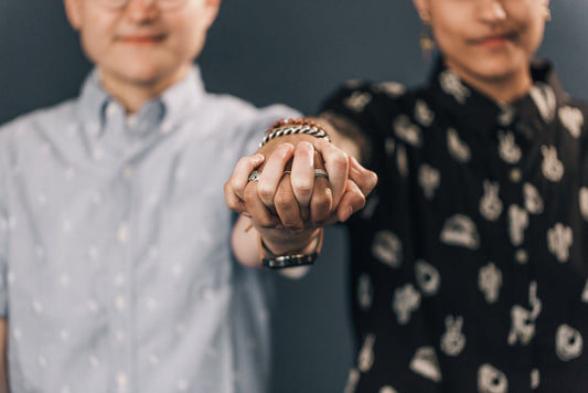 Can the Engagement Ring be worn on right hand?